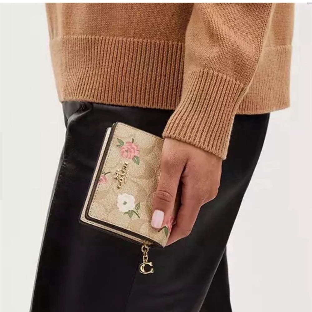 ❤️Coach light khaki small snap wallet w/floral print/c charm zipper pull/Gold❤️